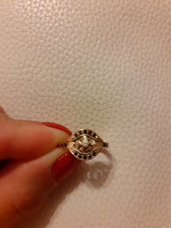 Золотое кольцо с бриллиантом и черными фианитами