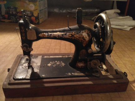 Старая швейная машина Zinger