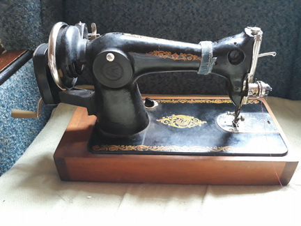 Продаю старую швейную машинку