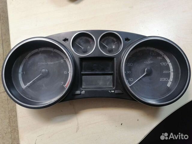 Щиток приборов Peugeot 308