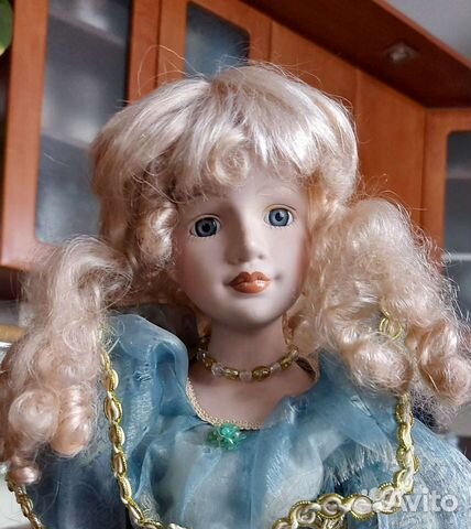 Кукла фарфоровая