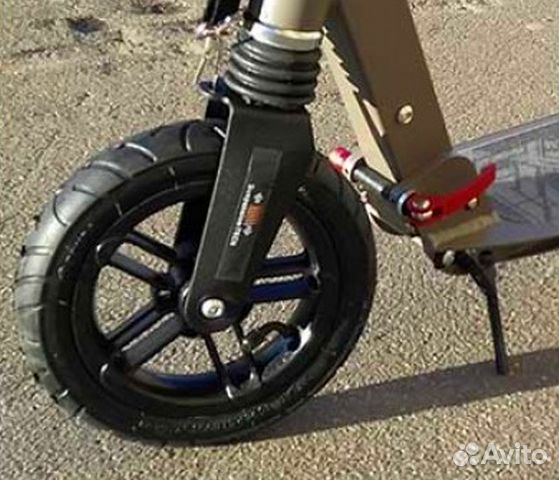 Самокат с надувными колесами и амортизаторами Самокат с надувными колесами и амортизаторами