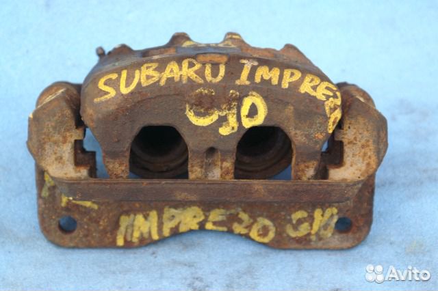 Subaru Impreza (G10) 1996-2000г суппорт передний L