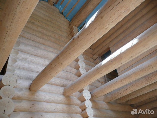 Сруб дома из рубленного бревна канадской рубки