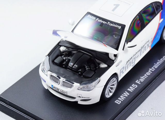 BMW M5 E60 V10 1:43 Kyosho - Капот открывается