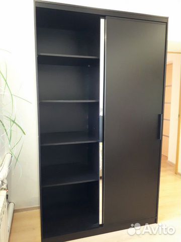 Гардероб из IKEA с раздвижными дверцами и зеркалом
