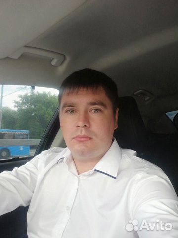Водитель со своим автомобилем Водитель со своим автомобилем