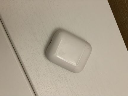 Apple airpods первые (без одного наушника)