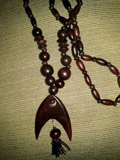 Украшение из дерева