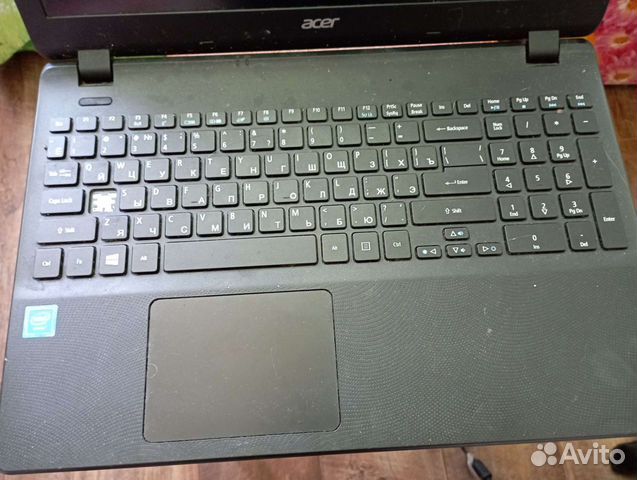 Ноутбук в комплекте с зарядным устройством