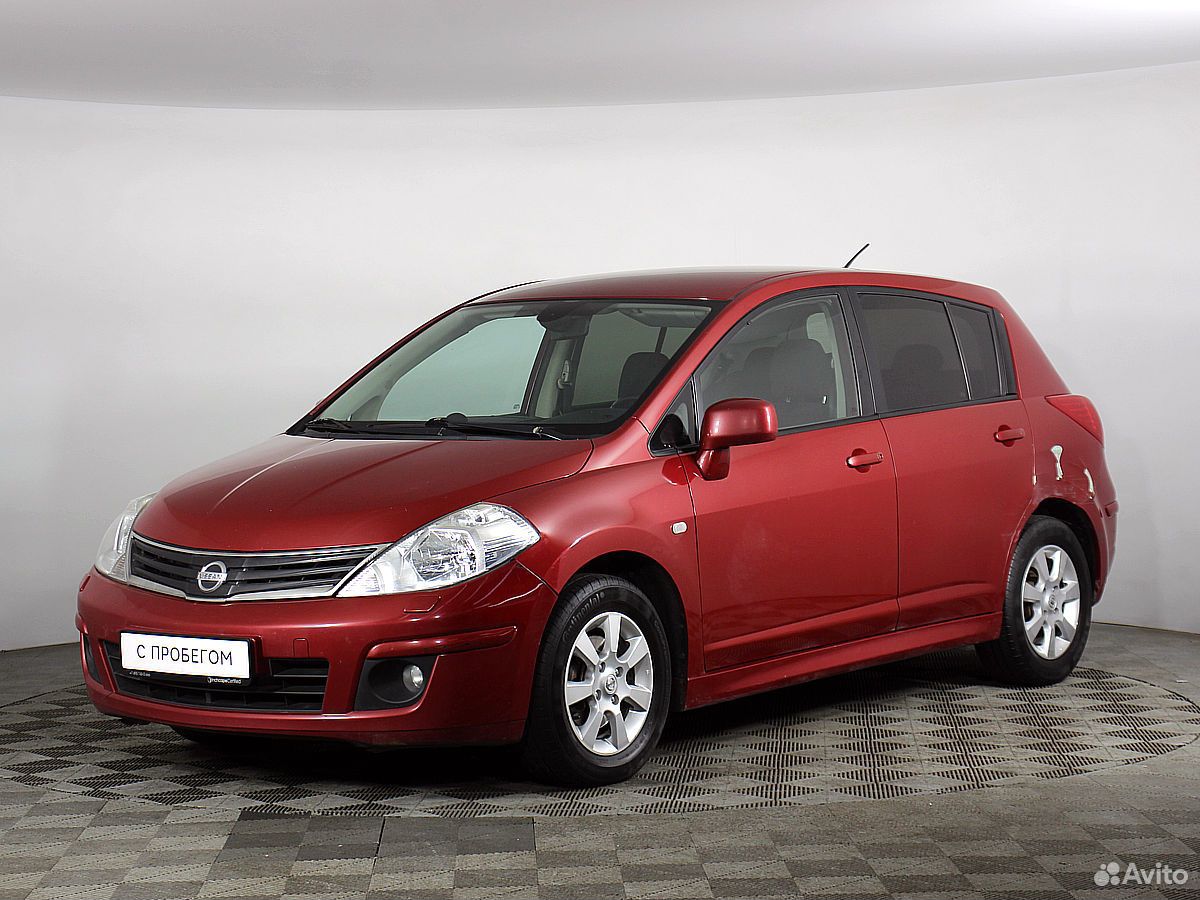 Ниссан тиида 2012 год. Nissan Tiida 2012. Ниссан Тиида 2012. Red Hatchback Nissan Tiida 2011. Машины Ниссан объёмом 0.6.