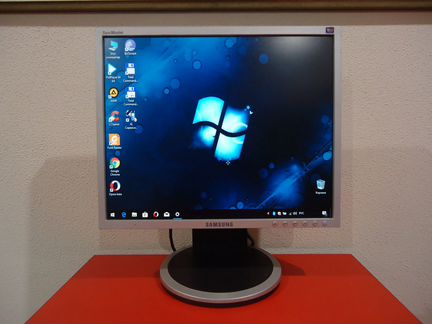 Монитор Samsung c DVi