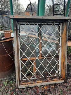 Окно деревянное с решёткой