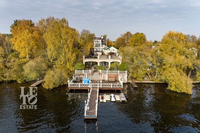 Дом 741,6 м² на участке 18 сот.