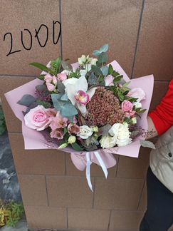 Милый букет их роз и орхидей