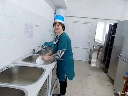 Посудомойщица. Посудомойщицы столовой. Посудомойщица в кафе. На авито в москве работа посудомойщицы. Уборка посуды.