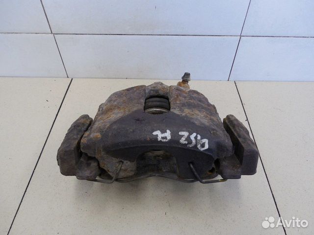 Суппорт передний левый Avensis I 1997-2003