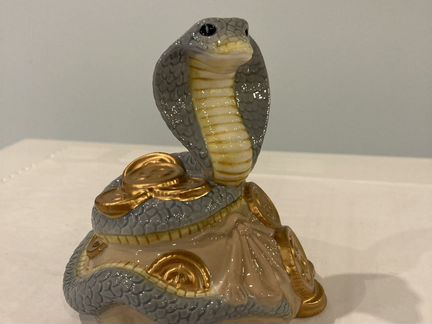 Фигурка Змея с монетами