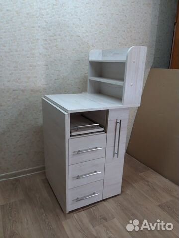 Маникюрный стол с полкой для лаков