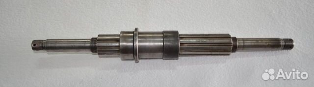 Вал ведомой шестерни главной передачи со втулками