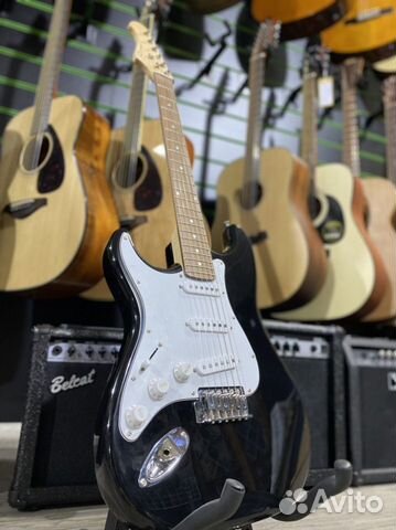 Caraya E200LF-BK для левши электрогитара