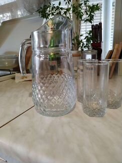 Кувшин со стаканами