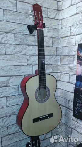 Гитара с металлическими струнами и широким грифом