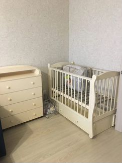 Детская кроватка с продольным маятником