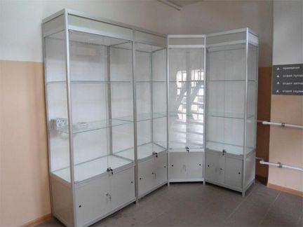 Торговый угол из витрин