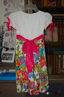 Продаю платье на 6 лет