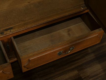 Антикварный двустворчатый шкаф