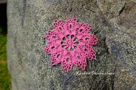 Вязанная крючком розовая салфетка