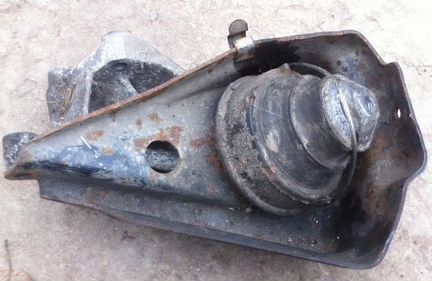 Подушка кпп Volvo 850