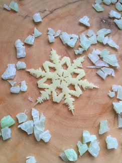 Новогодние украшения, светящиеся в темноте