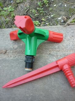 Разбрызгиватель с насадками для полива