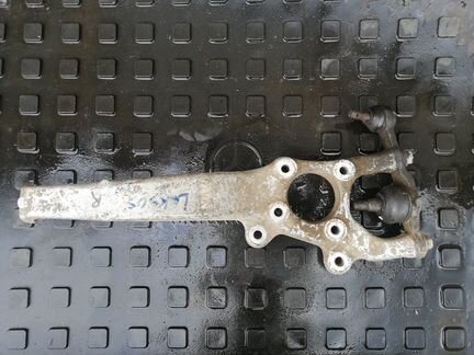 Кулак передний правый Lexus GS