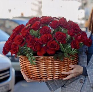 Розы в корзине