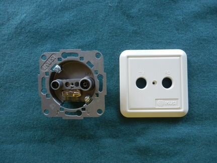 Розетка телевизионная ikusi artu-F