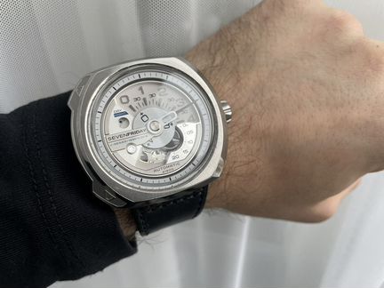 Часы Sevenfriday