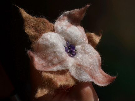 Войлочная брошь цветок в пудровой гамме с аметиста