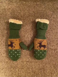 Зимние варежки с оленями