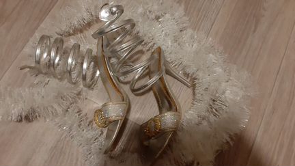 Босоножки нарядные блестящие с пружиной вокруг ног