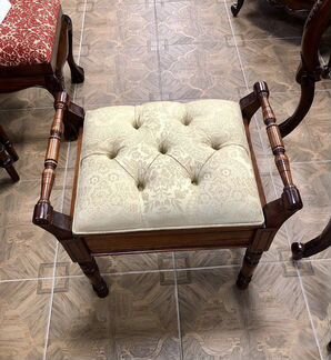 Пуфик резной. Массив дерева