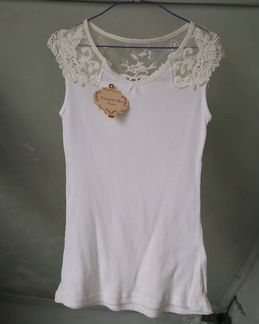Блузка-футбока белая с кружевом
