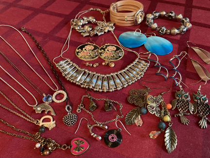 Бижутерия (серьги, цепочки, браслеты)