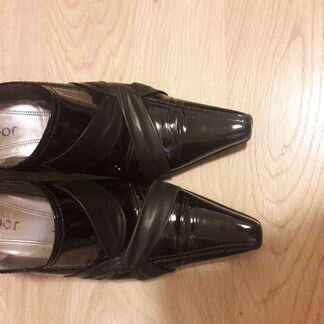 Закрытые лаковые туфли Gabor