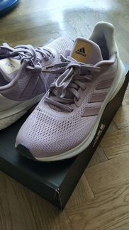 Продам женские кроссовки adidas