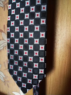 За два галстука фирменных