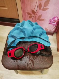Для плавания шапочку резиновую и очки