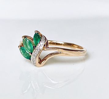 Золотое кольцо с изумрудами и бриллиантами
